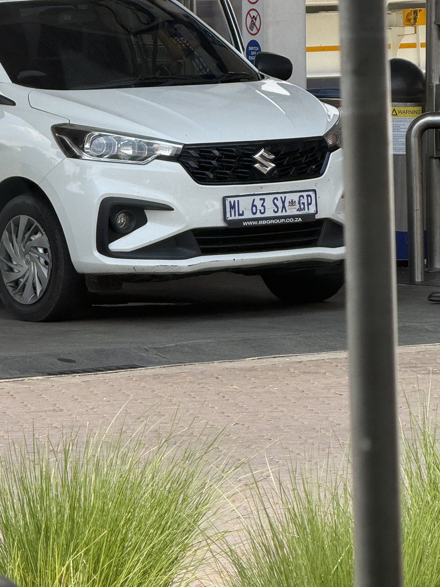 Kay_SetS's tweet photo. This Suzuki just left New Road heading South, they swapped the number plate from Limpopo to GP and has no plates at the back.. @SAPoliceService @JoburgMPD @TrafficSA https://t.co/2Rvgl4hXmT