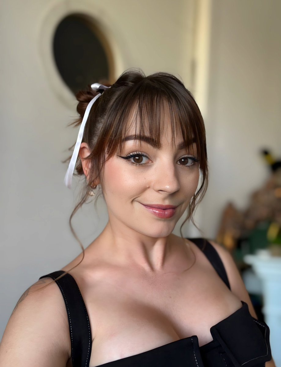 alez4k's tweet photo. celles ci mais elle ai tellement bonne et elle fait tellement bien la chi**** que casiment toutes ces photo sont bonnes pour ce vider a Roxane https://t.co/RsO9cMvvL7