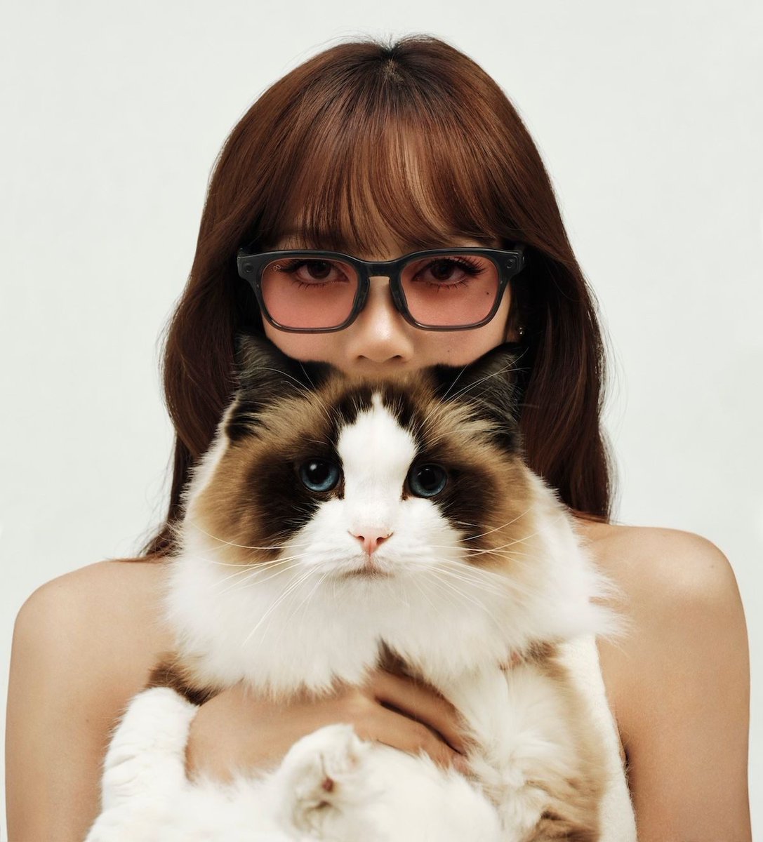 voguejp's tweet photo. BLACKPINKのリサがメタグラスとコラボ！ AIグラス「Meta Glasses by LISA」が発売

https://t.co/lpEBT2RwLb https://t.co/6cxzKxXnlU