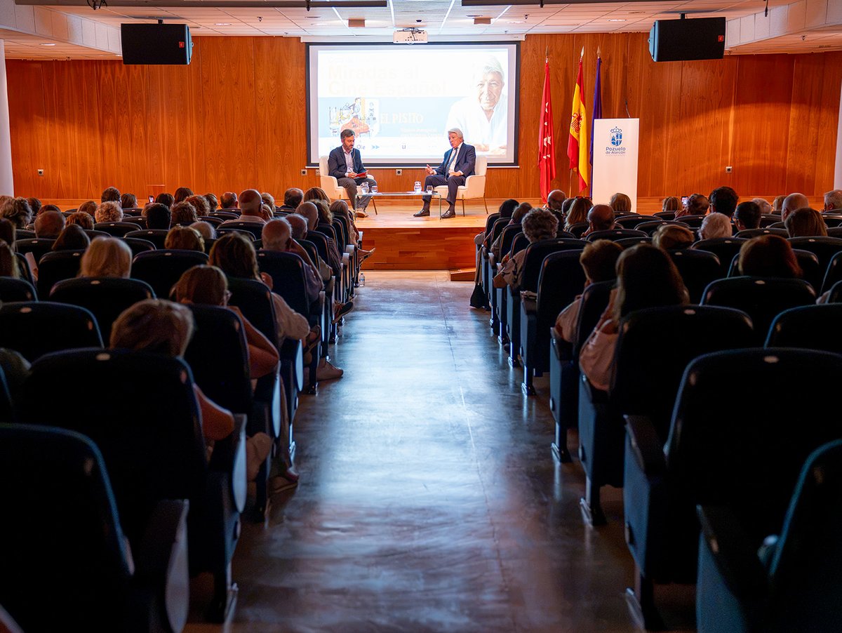 FlixOle's tweet photo. Ayer comenzó el ciclo "Miradas del Cine Español", organizado por el Ayuntamiento de Pozuelo de Alarcón junto a la Cátedra FlixOlé-URJC, con la proyección de 'El pisito' y la presencia de Enrique Cerezo. 

Puedes consultar el resto de proyecciones aquí ➡️ https://t.co/VtldZjbFnF https://t.co/q6Xzbq8ivP