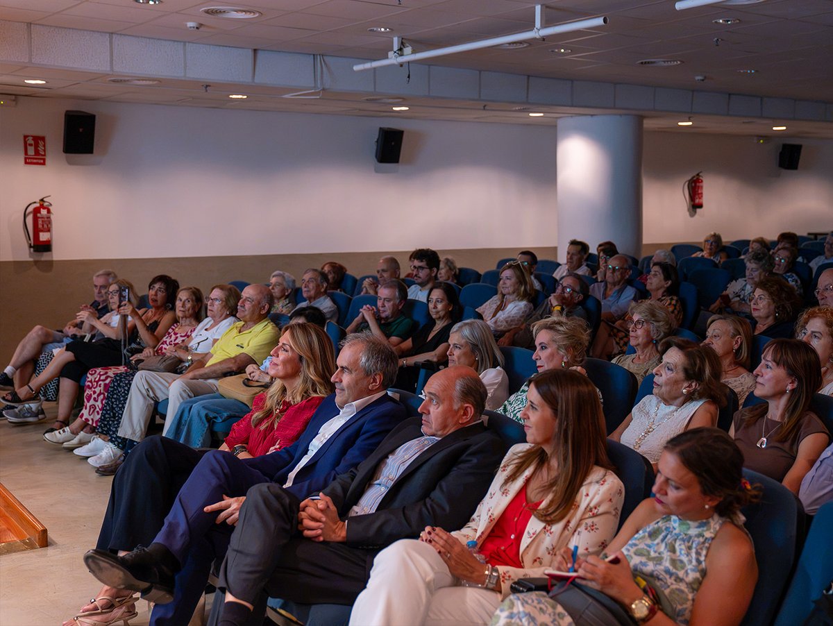 FlixOle's tweet photo. Ayer comenzó el ciclo "Miradas del Cine Español", organizado por el Ayuntamiento de Pozuelo de Alarcón junto a la Cátedra FlixOlé-URJC, con la proyección de 'El pisito' y la presencia de Enrique Cerezo. 

Puedes consultar el resto de proyecciones aquí ➡️ https://t.co/VtldZjbFnF https://t.co/q6Xzbq8ivP
