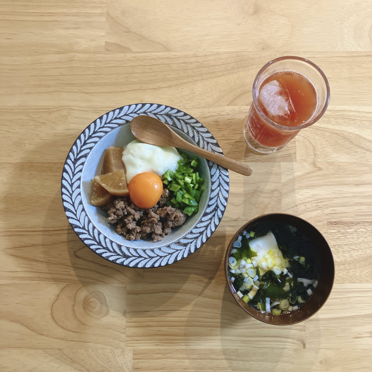 Yuuczs's tweet photo. 夜ごはん🍙
そぼろピーマン丼
大根煮物
豆腐ワカメ梅スープ
炭酸トマトジュース
#料理記録　#おうちごはん https://t.co/pIvJnBvHqp