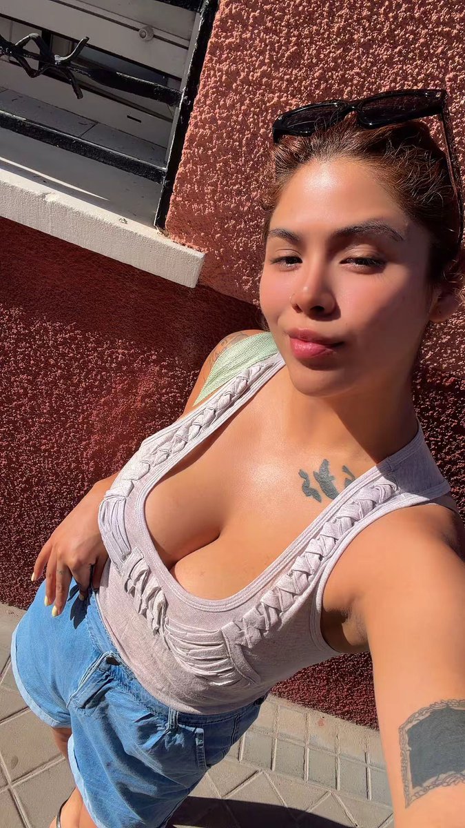 Latinaxmiaa's tweet photo. tell me... am I your type? 🤗 https://t.co/bxHoqeDCoq