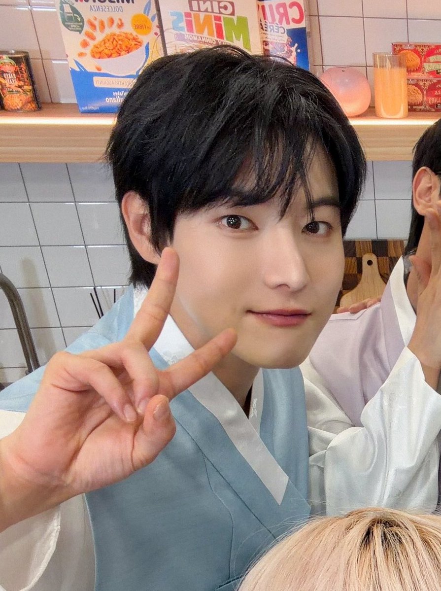 3amdor2's tweet photo. 엄청잘생겻네요 반햇어요 https://t.co/b0S324rWaC