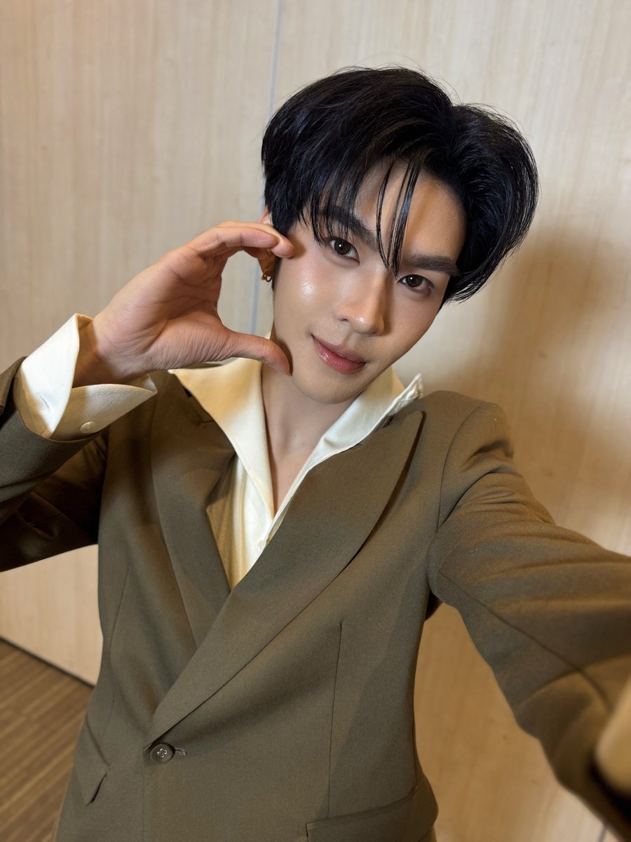 DomundiTV's tweet photo. “อู่อู๋” @Auautnp พร้อมเเล้วสำหรับงาน Born To Shine With AUAU ✨️

#PAREUNxAUAU https://t.co/2rz8yFgryO