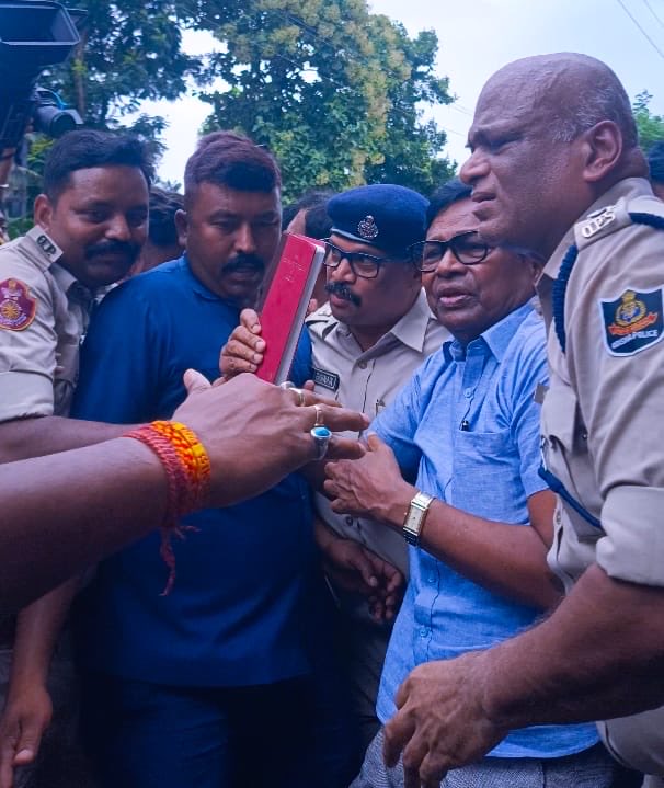 INCOdisha's tweet photo. ଶ୍ରୀ ରାହୁଲ ଗାନ୍ଧୀ ଜୀ ଉଠାଇଥିବା ଭୋଟ ଚୋରି ପ୍ରସଙ୍ଗ ଆଜି ପ୍ରମାଣିତ ହୋଇଛି । SIR ଓ ଭୋଟ ଚୋରି ବିରୋଧରେ ଆରମ୍ଭ ହୋଇଥିବା ଆନ୍ଦୋଳନ ଆହୁରି ତୀବ୍ର ହେବ, ଭୋଟରଙ୍କ ଅଧିକାରକୁ ଛଡ଼ାଇ ନେଇଥିବା ଦେଶଦ୍ରୋହୀ ଜ୍ଞାନେଶ କୁମାରଙ୍କୁ ଇସ୍ତଫା ଦେବାକୁ ପଡ଼ିବ । https://t.co/qEMAhcCkMF