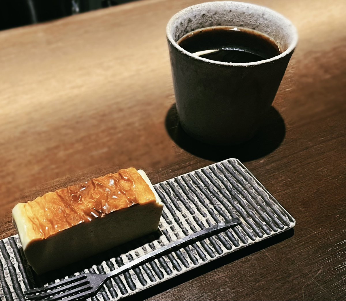 cheese_eng_cafe's tweet photo. 9/23 Today’s Cafe
＊COFFEE 葵

☕️ HAND DRIP
Guatemala / Medium-Dark Roast
🧀 Baked Cheesecake

Barのような落ち着いた隠れ家カフェ☕️
飲みやすいコーヒーと、
優しい味のチーズケーキ。

店員さんともお話できて、
しあわせ時間でした😌✨

#COFFE_葵 #カフェ #虎ノ門 
#白砂糖・小麦粉不使用 https://t.co/7gcMsPDRNw