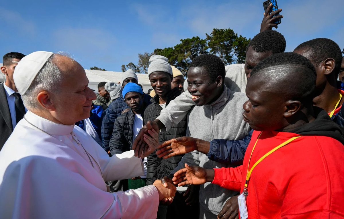 _ilpartigiano's tweet photo. « Je veux m’incliner devant votre dignité, frères migrants. 

Vous n’êtes ni des numéros ni des dossiers. 

Vous êtes des personnes avec une famille et une maison laissées derrière vous ; avec des rêves que personne n’a le droit de mépriser. »

Pape Léon XIV en juin dernier ❤️ https://t.co/gySjKbhYkQ