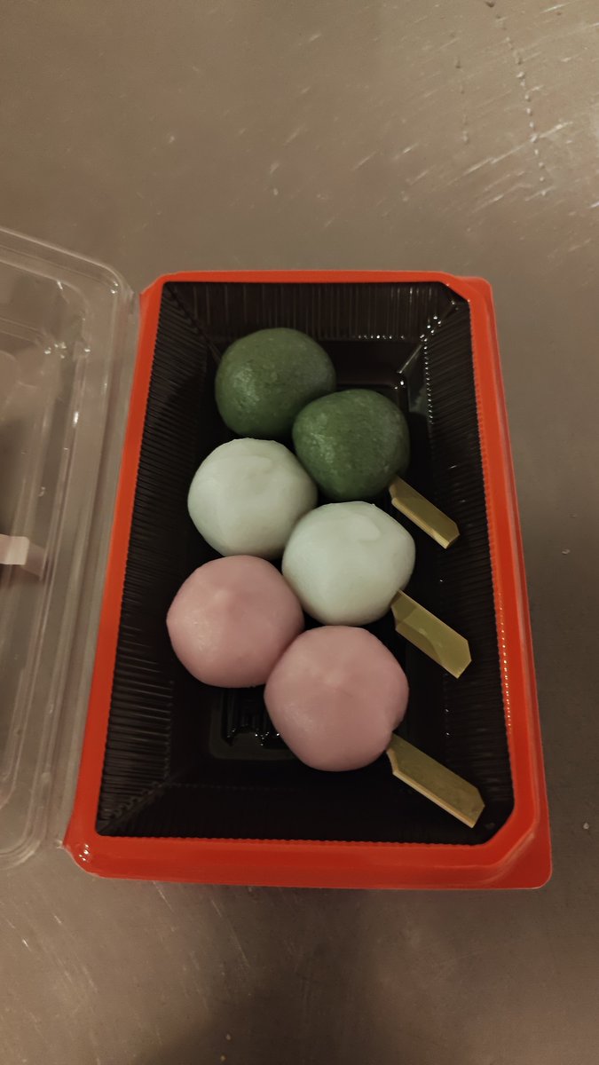 k3npy's tweet photo. 中秋の名月やから団子買ったよ！

曇ってて月は見れなさそうです https://t.co/wPJipCKfgO