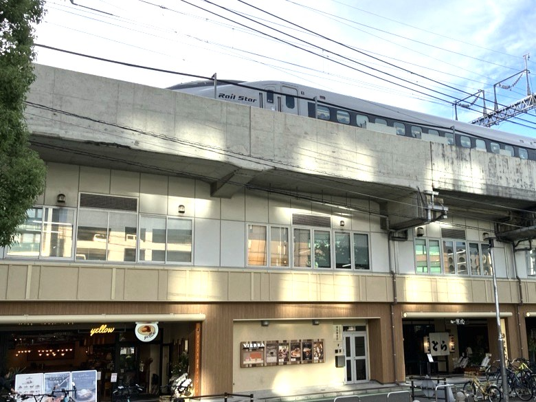 jrw_yamakan's tweet photo. ＼9月18日オープン！／
九州新幹線が全線運転再開の9/18、#博多駅 に #JR九州 と #JR西日本 グループ共同開発の商業施設VIERRA博多テラスが誕生🎉
飲食店や美容室などが集まる新スポットです✨
新しくなった高架下エリアをぜひ散策してみてください🚶‍♂️
インスタグラムはこちら👉https://t.co/OroCu021TQ https://t.co/4ctxYHGil4