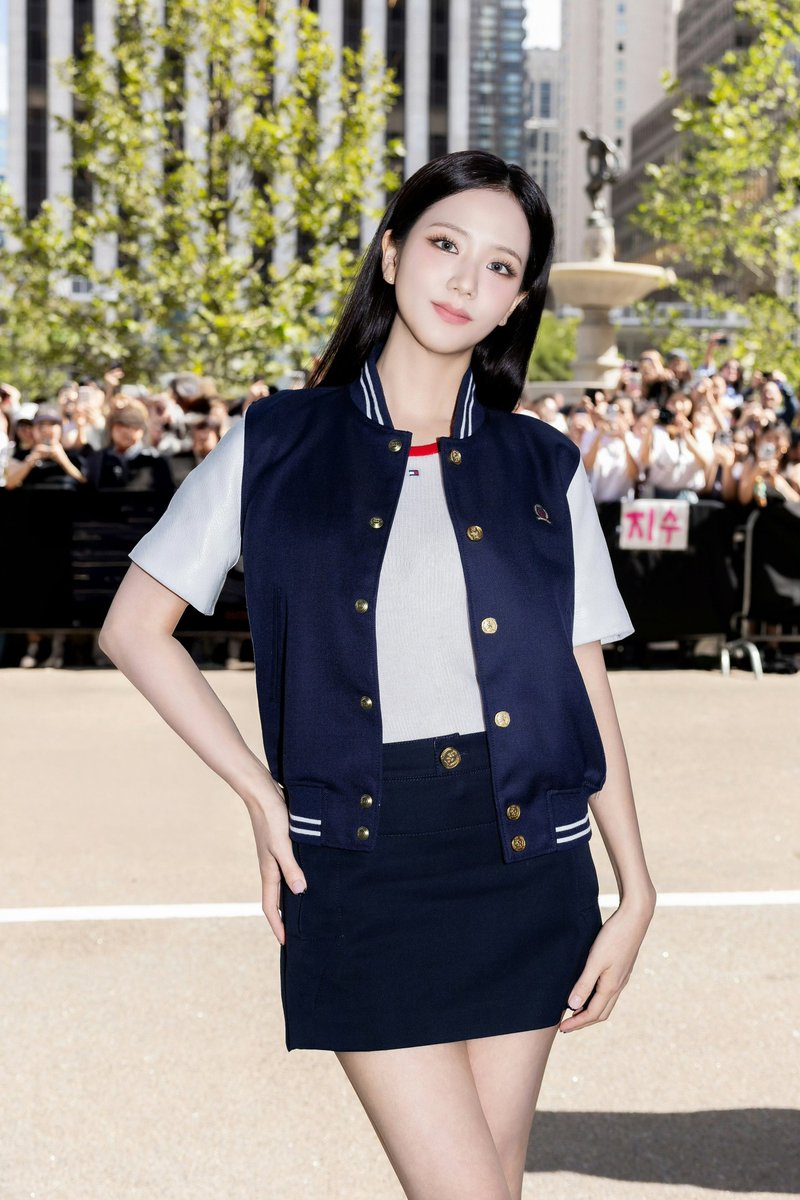 PortalJisoo_'s tweet photo. A MAIOR! JISOO foi a personalidade global de maior impacto na New York Fashion Week SS27, gerando US$ 20 milhões em EMV.

A Tommy Hilfiger também liderou entre as marcas, com US$ 111,6 milhões em EMV. Segundo a WeArisma, a campanha “Only in New York”, estrelada por JISOO, ajudou a impulsionar o impacto da marca e a criar expectativa antes do desfile.