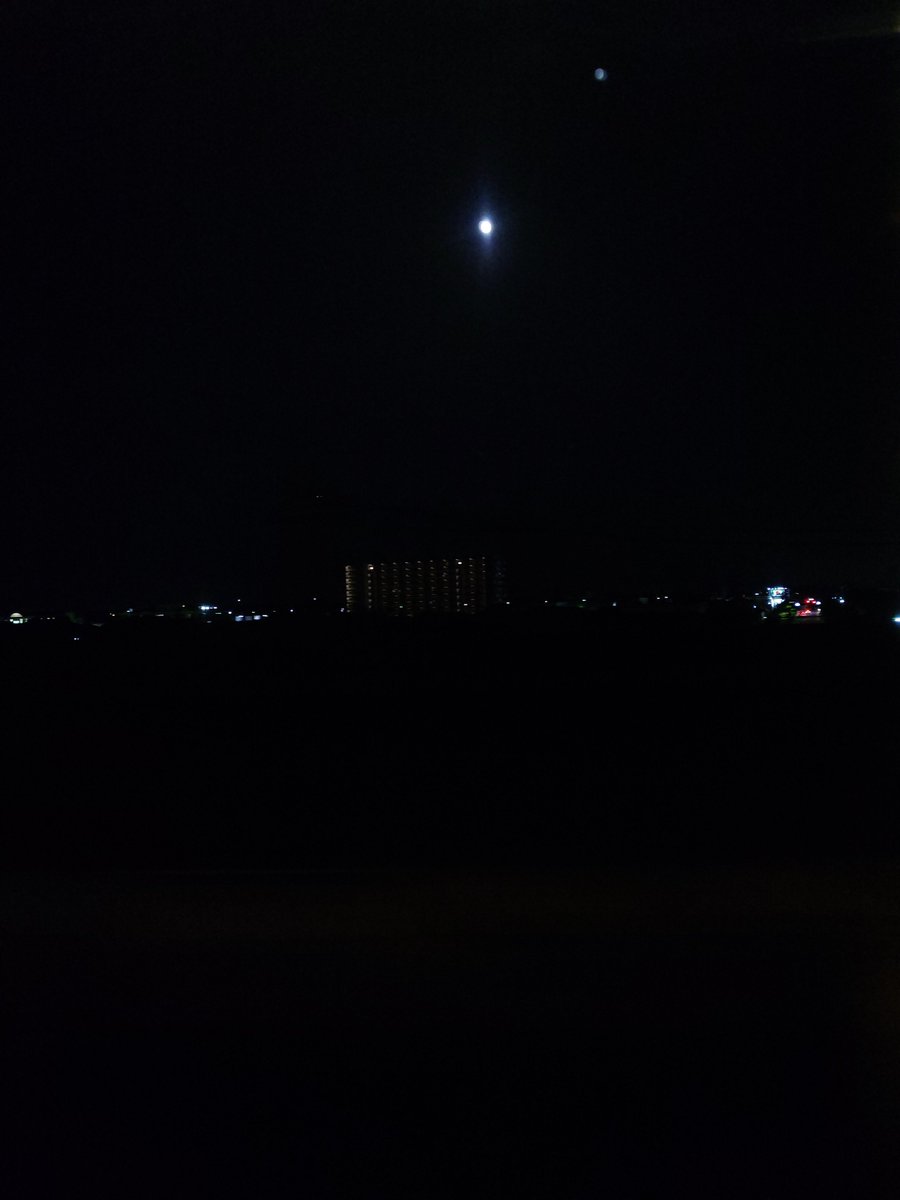kazeaoaoto's tweet photo. 東北新幹線から中秋の名月
今夜は、仙台に泊まります。 https://t.co/wDd5yvUzpR