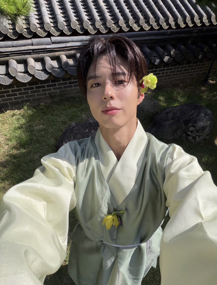 starry_bogum's tweet photo. HAPPY MERRY CHUSEOK @BOGUMMY! 🥹
Have an awesome time with your family &amp; friends! 💙 https://t.co/MuE2668msO