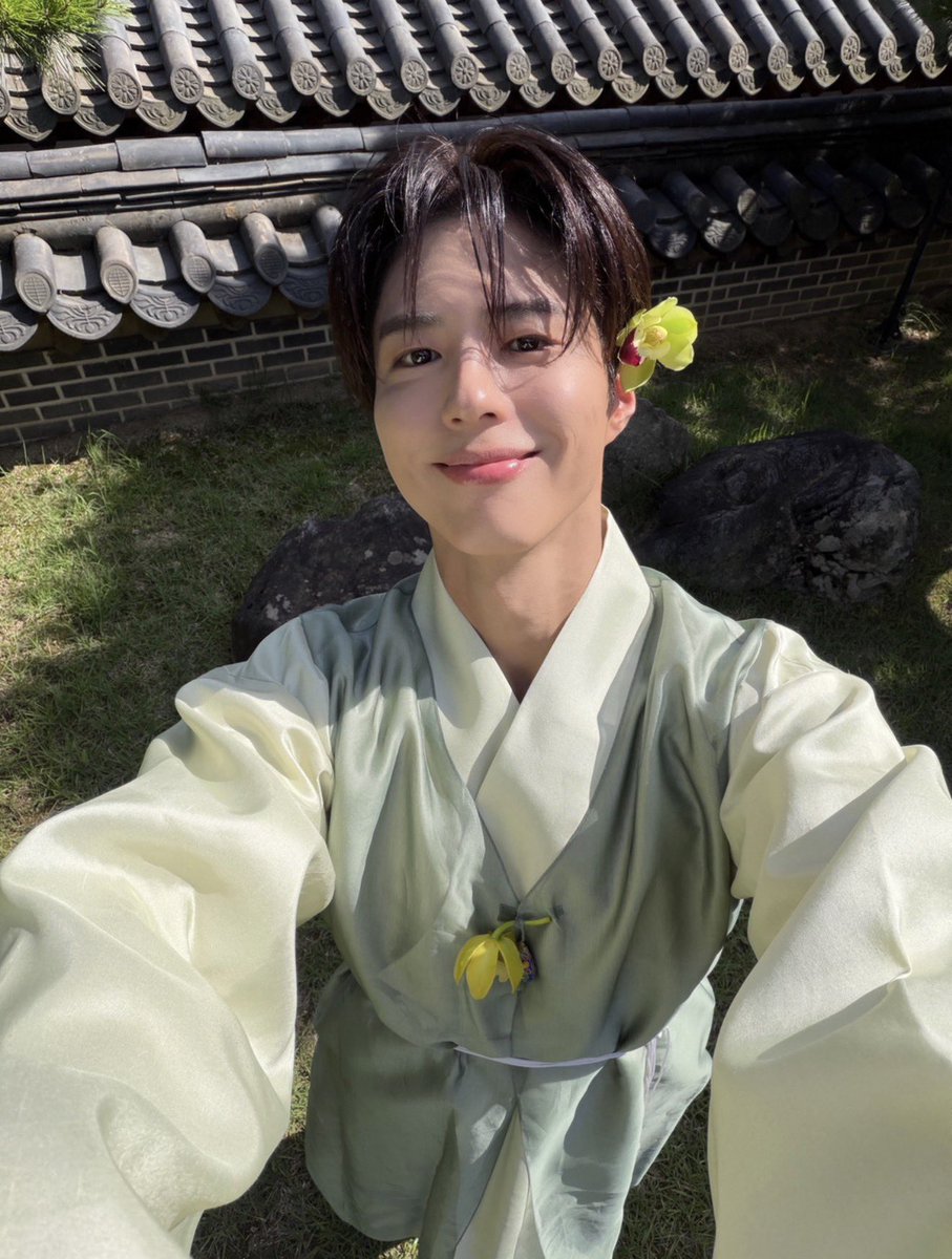 starry_bogum's tweet photo. HAPPY MERRY CHUSEOK @BOGUMMY! 🥹
Have an awesome time with your family &amp; friends! 💙 https://t.co/MuE2668msO