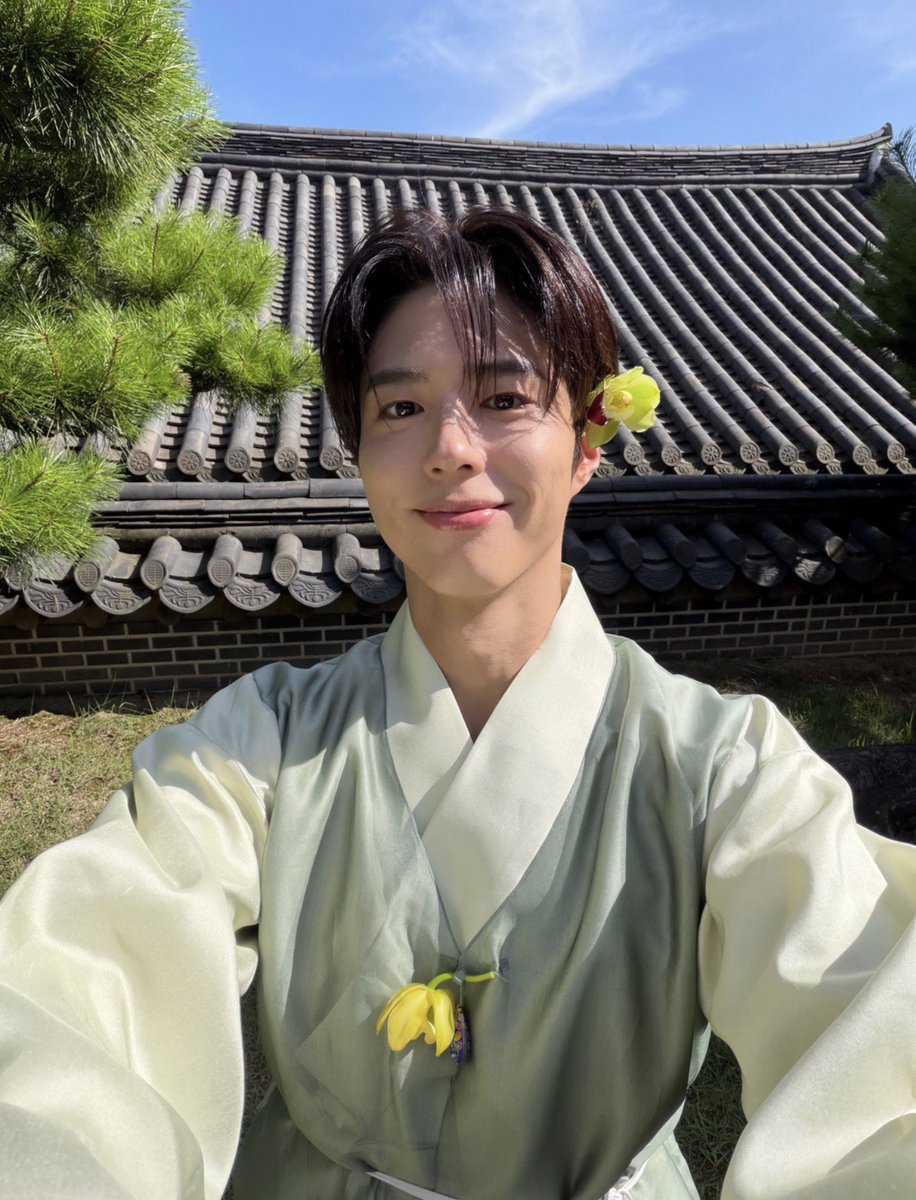 starry_bogum's tweet photo. HAPPY MERRY CHUSEOK @BOGUMMY! 🥹
Have an awesome time with your family &amp; friends! 💙 https://t.co/MuE2668msO