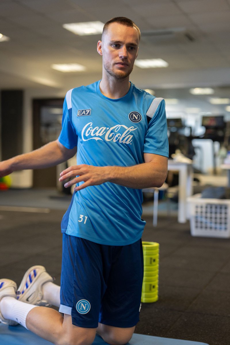 SSCNapoliBelgio's tweet photo. #Beukema à récupérer à 100%, il est de retour dans l’effectif! https://t.co/7saWyEQCtE