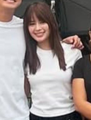 azatirazz's tweet photo. az sightings at #TheWayBackToYou day 4 taping! LOVEE THE BANGS https://t.co/lgPpu5sPcX