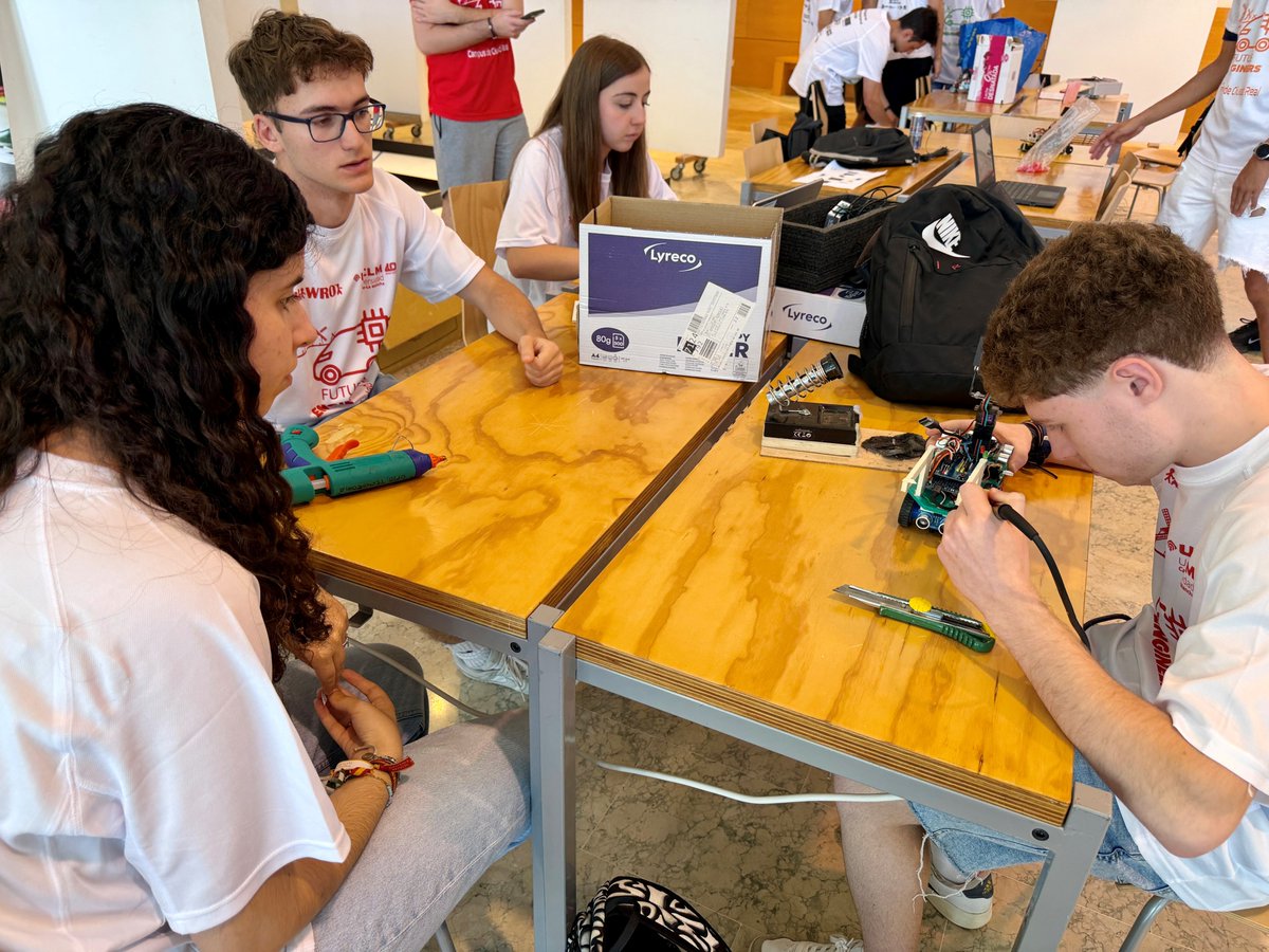 uclm_es's tweet photo. El equipo ganador de la Olimpiada de Robótica en la UCLM representará a España en la final mundial de la competición. Se tratra de Guillermo Morales, Natalia y Miguel Gómez-Calcerrada y Rocío Galán Flores, del instituto Hermógenes Rodríguez, de Herencia (Ciudad Real)
https://t.co/frIdnYp2kT
