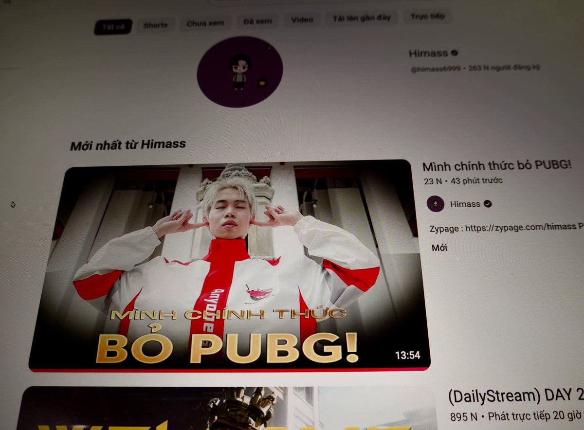 iakweb3's tweet photo. Himass (GOAT PUBG Thế Giới) chính thức bỏ PUBG

Thích cái cách làm thumb và tiêu đề của video công bố này, lừng lững cho cả thế giới thấy.

SỰ NGHIỆP HUYỀN THOẠI CỦA HIMASS – GOAT CỦA LÀNG PUBG 🇻🇳

🏆 Vô địch PUBG Nations Cup 2025.
🏆 Vô địch PUBG Global Series 3 (2024).
🏆 Vô địch PGS APAC Qualifiers 2024 Phase 1.
🏆 Vô địch PUBG Vietnam Series 2022 Spring.
🏆 Vô địch PUBG Vietnam Series 2023 Spring.
🏆 Vô địch PUBG Vietnam Series 2024 Phase 2.
🏆 Vô địch PUBG Vietnam Series 2025 Fall.
🏆 Vô địch PUBG Vietnam Series 2026 Phase 1.