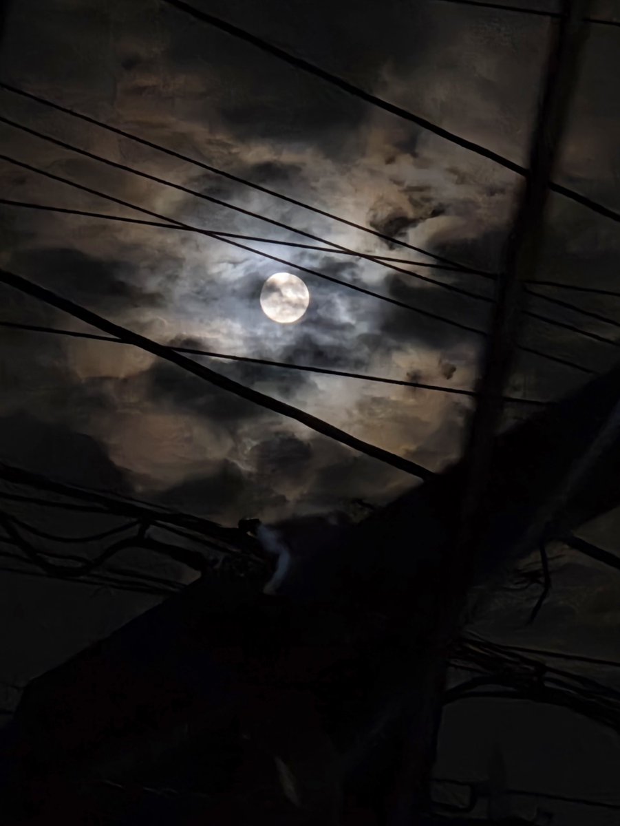 cmroopy's tweet photo. 外に出ずして中秋の名月を鑑賞🐰🌕
雲がかってたけど隙間からお目見えした！ https://t.co/DxMmSPie2l