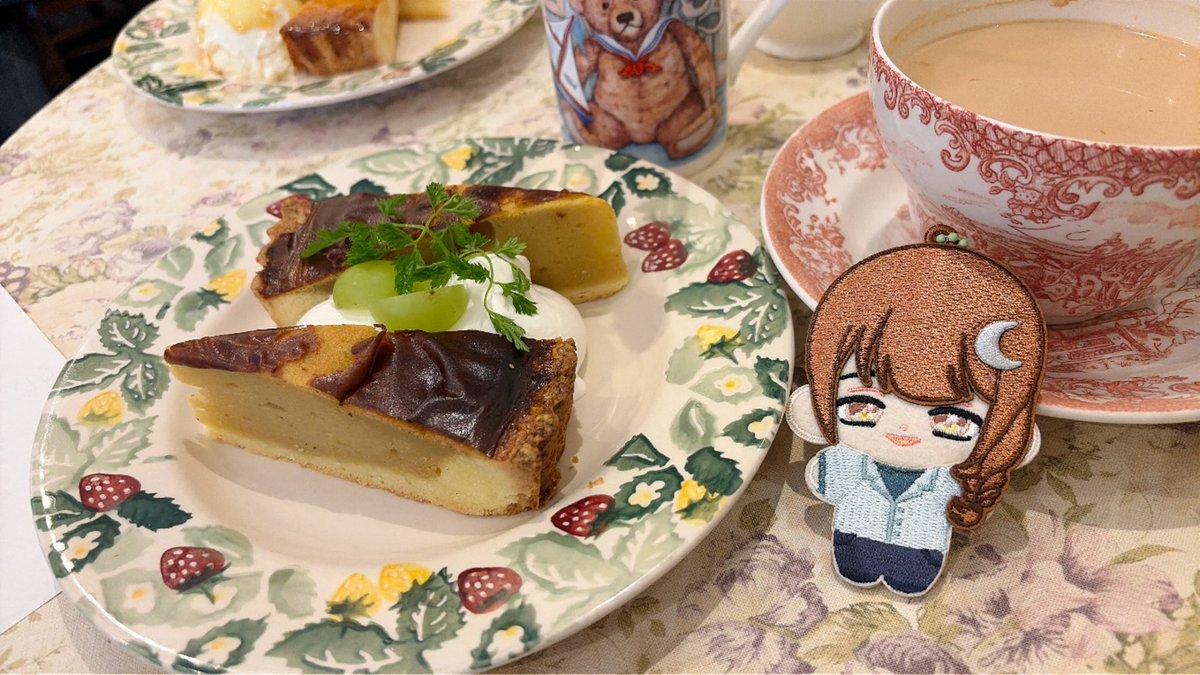 trpg_you's tweet photo. 気になってたかへ行ってきた！かわいい〜ケーキもデカい
サンドイッチの量がえげつなかったから今度行くことがあれば強靭な胃の持ち主と共に行きたい https://t.co/7Ps90PEZ4v