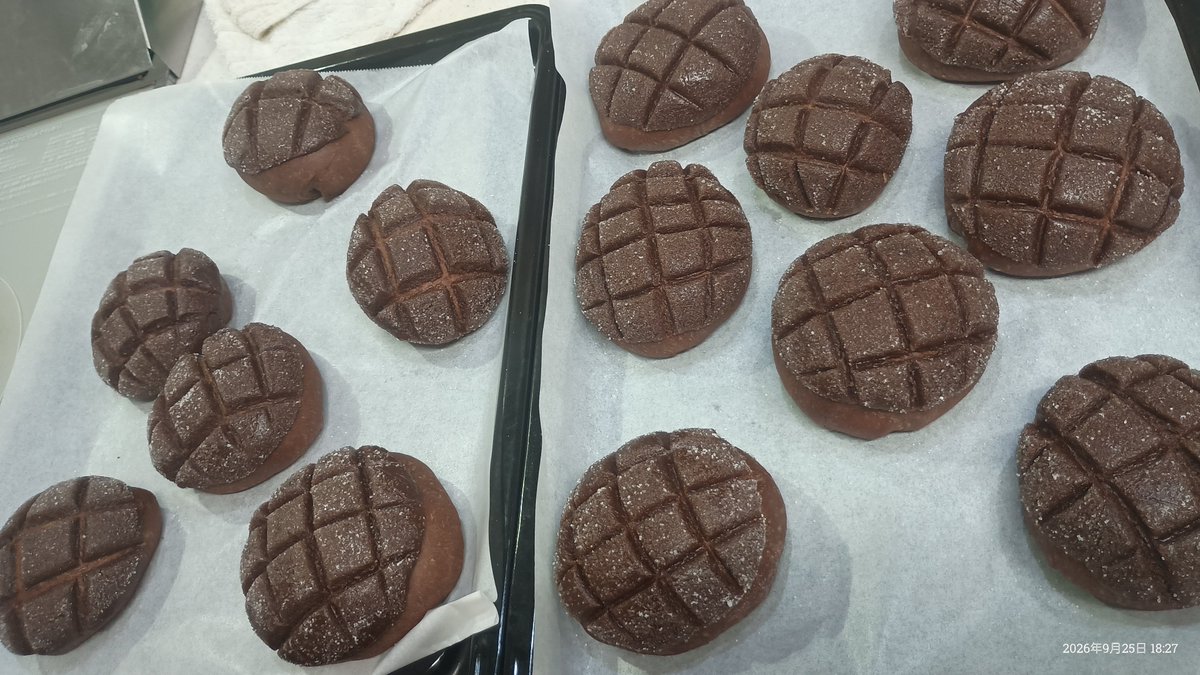 kiidayoyo_07's tweet photo. チョコメロンパン
⟵焼く前                      出来たて→ https://t.co/JjVE3viloZ