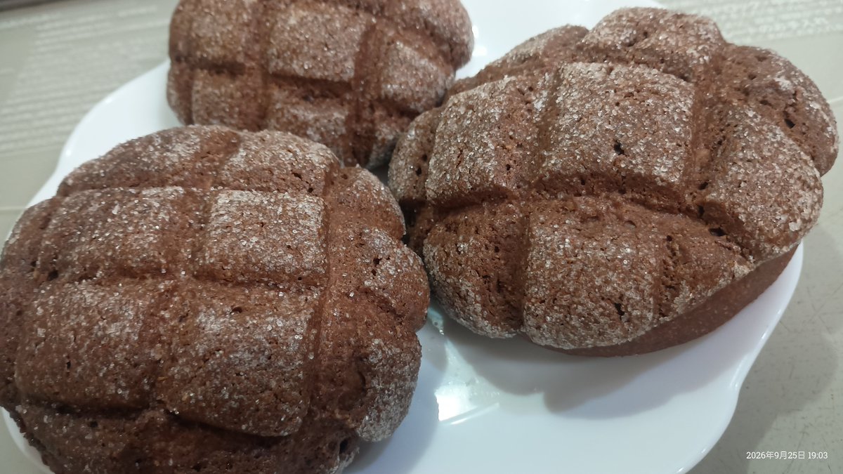 kiidayoyo_07's tweet photo. チョコメロンパン
⟵焼く前                      出来たて→ https://t.co/JjVE3viloZ