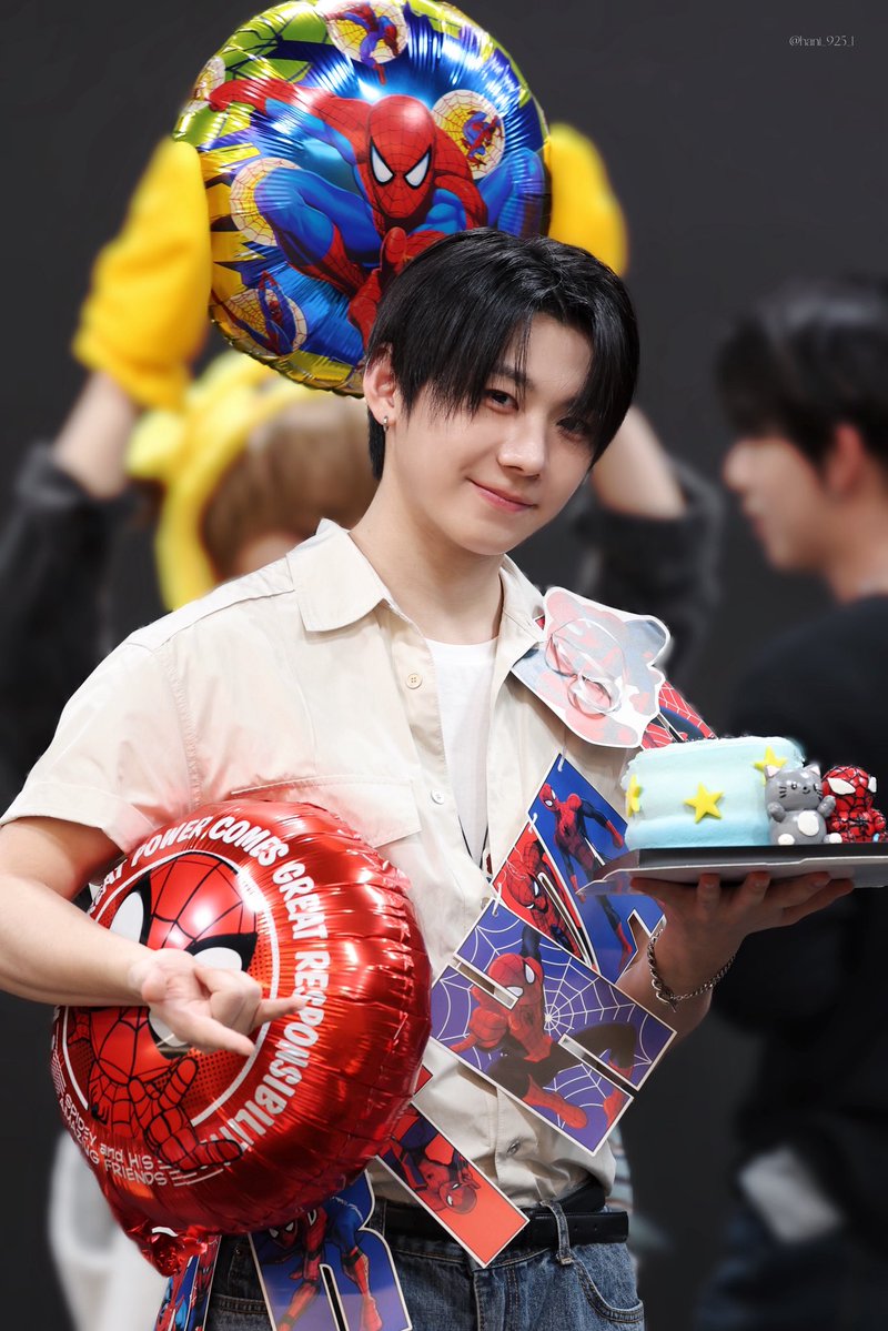 hani_925_1's tweet photo. 260920 케이팝투게더

생축생축🎂⭐️❤️

#아홉 #AHOF #박한 #HAN https://t.co/ToCV3d3MpU