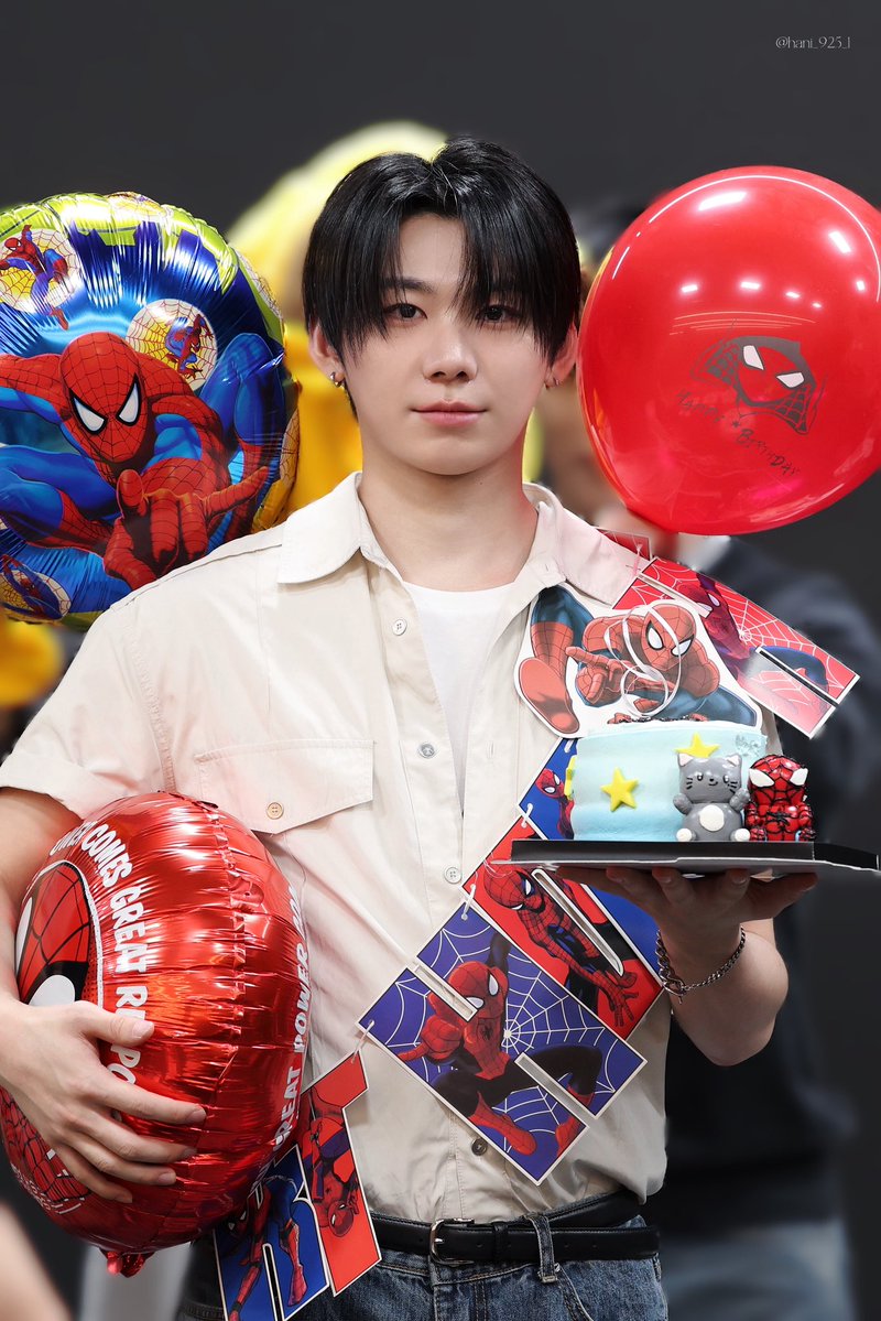 hani_925_1's tweet photo. 260920 케이팝투게더

생축생축🎂⭐️❤️

#아홉 #AHOF #박한 #HAN https://t.co/ToCV3d3MpU