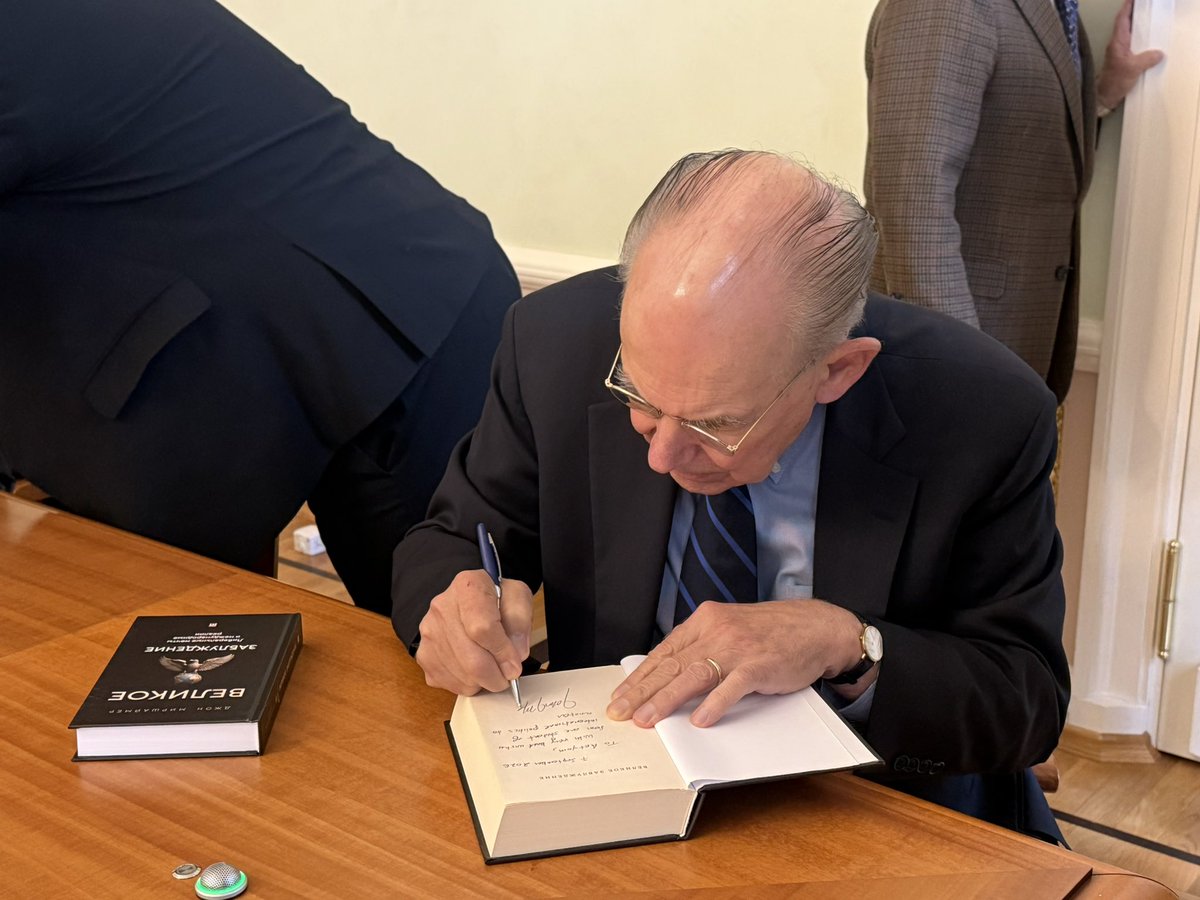 MikaYanRu's tweet photo. This is what happens when someone is genuinely passionate about his work.

Mearsheimer in Moscow - clearly with an audience of his own.

And in the background, two other familiar voices: Alastair Crooke and Judge Napolitano.

A few moments from the event. https://t.co/7nesoOMeJb