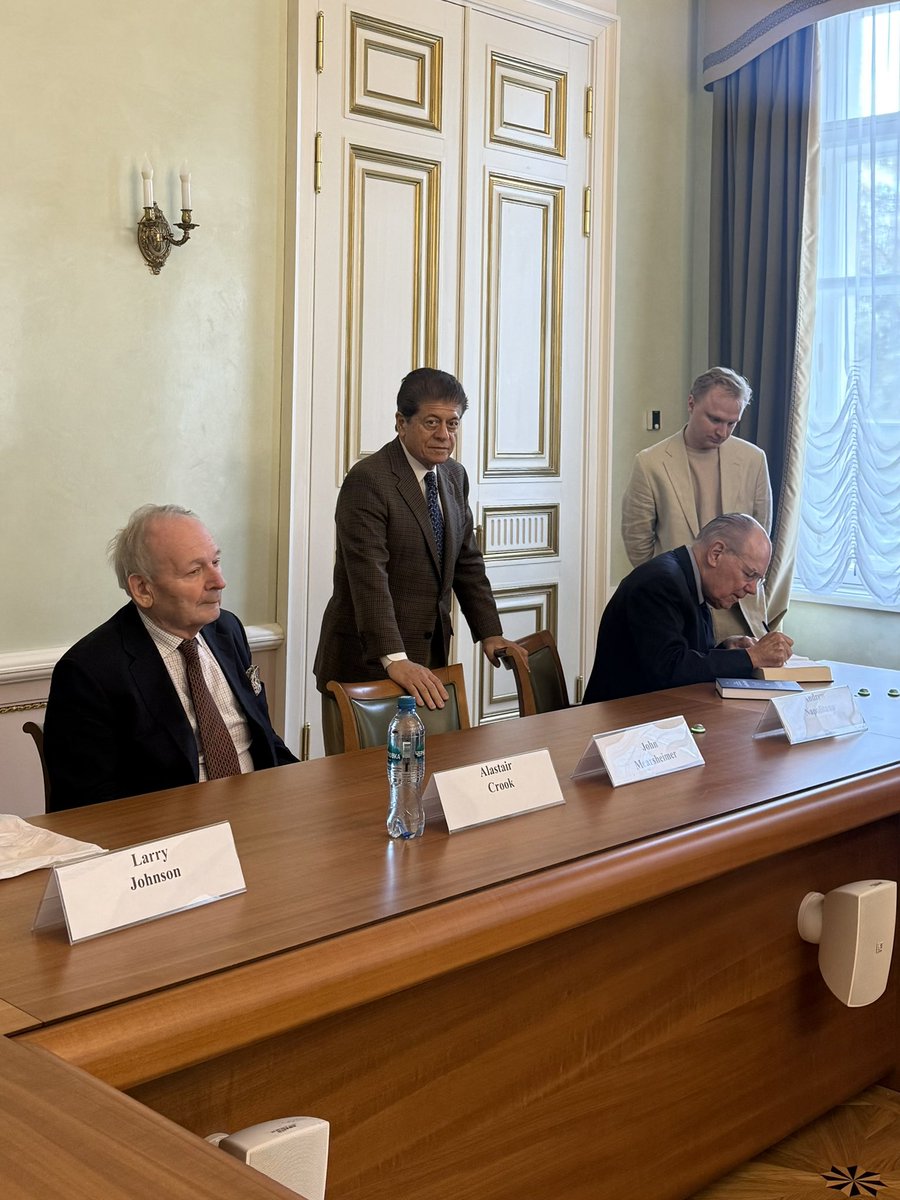MikaYanRu's tweet photo. This is what happens when someone is genuinely passionate about his work.

Mearsheimer in Moscow - clearly with an audience of his own.

And in the background, two other familiar voices: Alastair Crooke and Judge Napolitano.

A few moments from the event. https://t.co/7nesoOMeJb