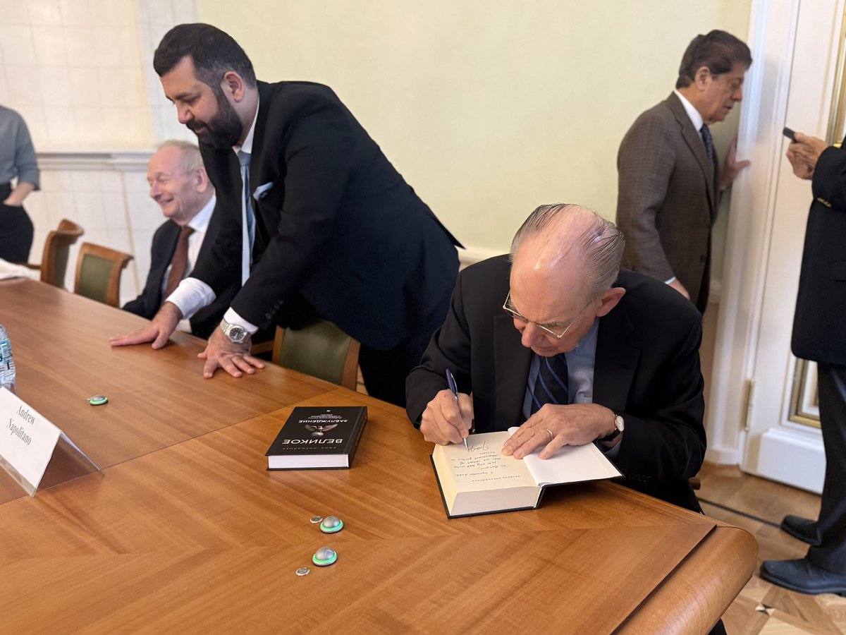 MikaYanRu's tweet photo. This is what happens when someone is genuinely passionate about his work.

Mearsheimer in Moscow - clearly with an audience of his own.

And in the background, two other familiar voices: Alastair Crooke and Judge Napolitano.

A few moments from the event. https://t.co/7nesoOMeJb