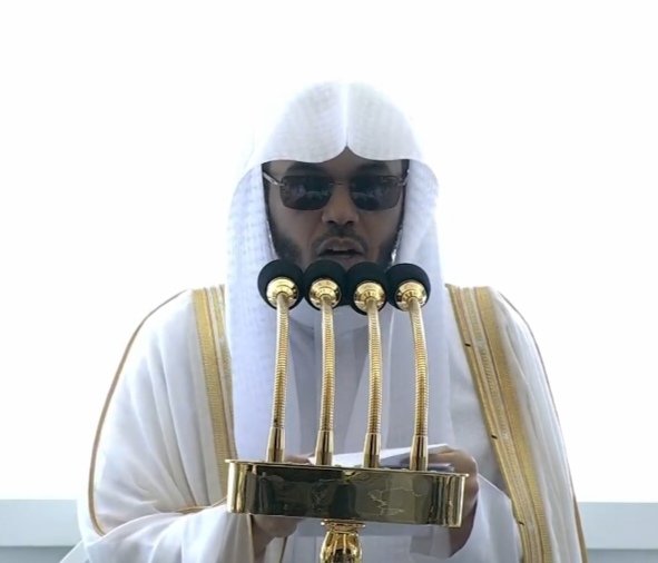 SaudiNewsFR's tweet photo. L'Imam et orateur de la mosquée sacrée de #Makkah 🕋, le Cheikh Dr Yasser Al-Dawsary durant le sermon de ce vendredi :

« L'agression (de la milice Houthi) dont nous avons été témoins, visant notre pays et la ville de #Makkah ainsi qu'Al #Madinah, constitue un crime majeur et une atteinte à des Lieux qu'Allah ﷻ a rendus Sacrés. »