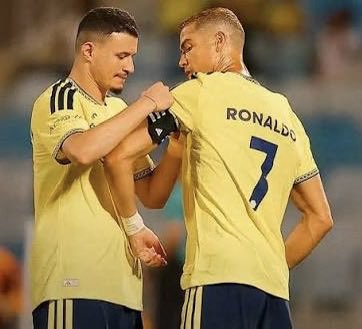 saeedalhelal's tweet photo. كارهي النصر يفضلون الحمدان ويطالبون بمشاركته على حساب رونالدو مهاجم منتخب البرتغال وهداف المنتخبات التاريخي.. وفي المنتخب يهاجمون الحمدان ويطالبون بإبعاده🤷🏻‍♂️ https://t.co/1laqYQzV5t