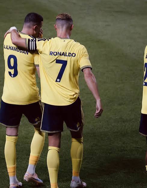 saeedalhelal's tweet photo. كارهي النصر يفضلون الحمدان ويطالبون بمشاركته على حساب رونالدو مهاجم منتخب البرتغال وهداف المنتخبات التاريخي.. وفي المنتخب يهاجمون الحمدان ويطالبون بإبعاده🤷🏻‍♂️ https://t.co/1laqYQzV5t
