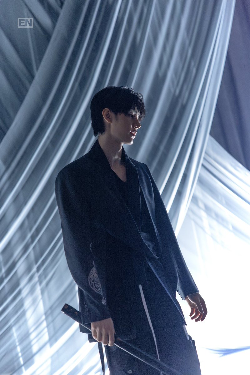 luvforshh's tweet photo. 아잠시만진짜하지마...... 원래 칼 돌리는 씬 없었는데 성훈이원래칼돌리는거잘했어서(피겨쌤에게배움..) 칼돌리는씬 추가됐던거 생각나... https://t.co/ohfHKESV2O