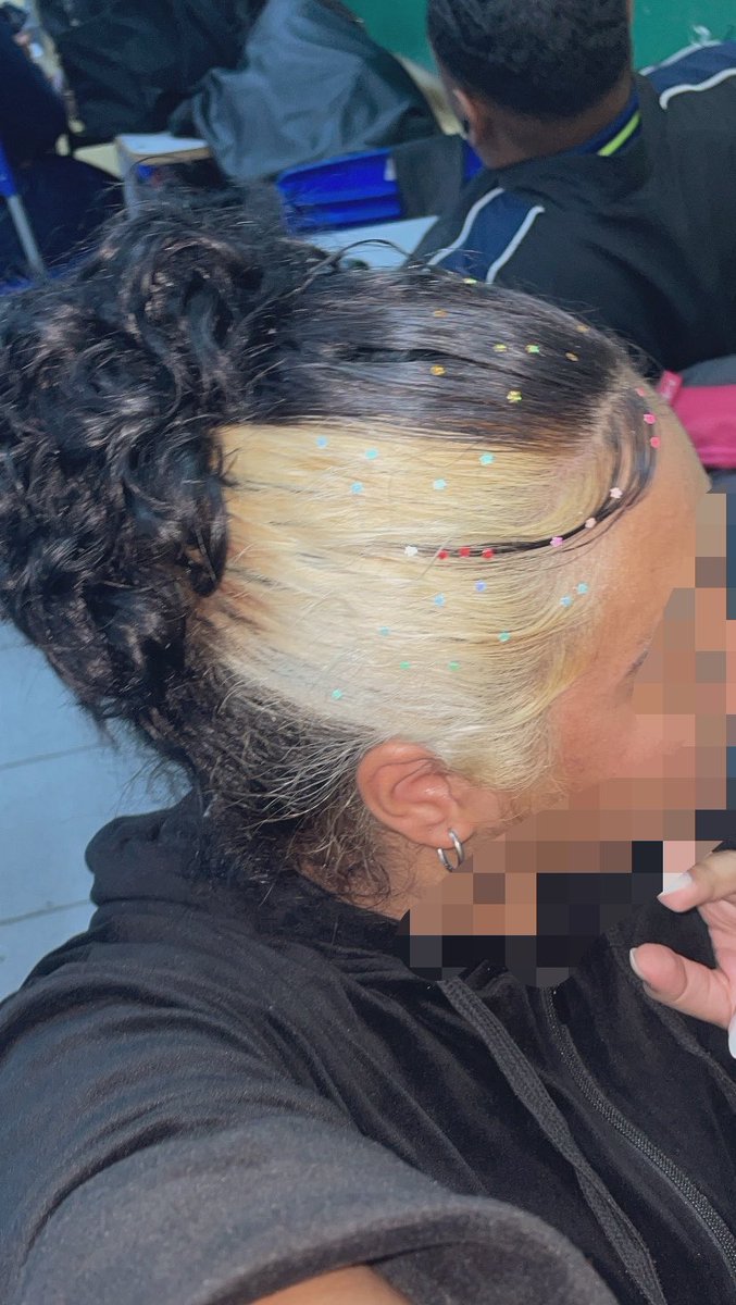 Lekinhas94's tweet photo. eloh: posso colocar brilhinhos no seu cabelo?🐿️
eu: pode eloh https://t.co/7XuBWjBnod