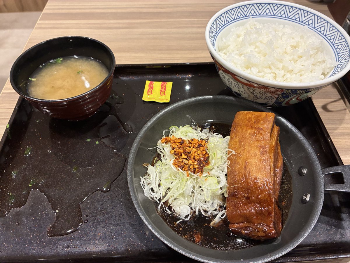 kogerooee's tweet photo. 味噌汁こぼした（ ;  ; ） https://t.co/3oGvwQgkIC