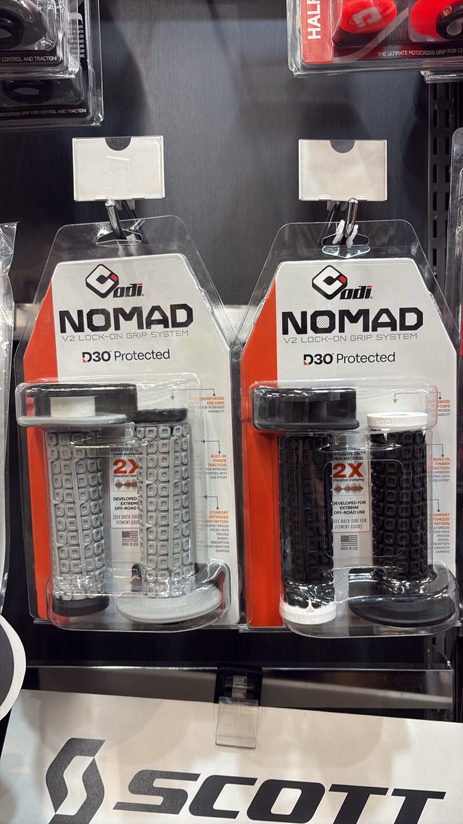 Ricokawoff's tweet photo. ダープラ柏です✊

ちょっと気になるグリップが入って来ました、ODIのNOMADグリップです。

なんとこのグリップ、中にプロテクターでお馴染みのD3O®︎が入ってます！

柔らかさと衝撃時の硬さを備えたグリップ、まさしく唯一無二と言えるでしょう！

気になります👀 https://t.co/jf6FyQlYX5