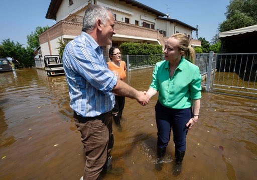 momotro018's tweet photo. イタリア初の女性首相であるメローニ首相は歴史的豪雨災害が発生した当時、日本で開催されてたG7サミットを切り上げて帰国。泥にまみれて現地視察し、住民や救助隊員を激励、数十億ユーロ規模の緊急支援予算を閣議決定した。これが「政治」だ。私たち日本人が政治と真剣に向き合わなきゃいけない理由。 https://t.co/ILP5QUC1rR