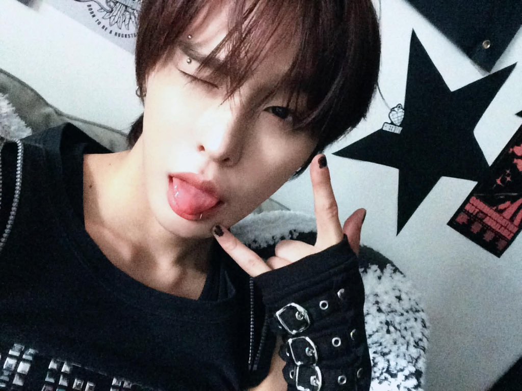 badyuphoria's tweet photo. he's about to sing when im not around https://t.co/omjUN0df2l