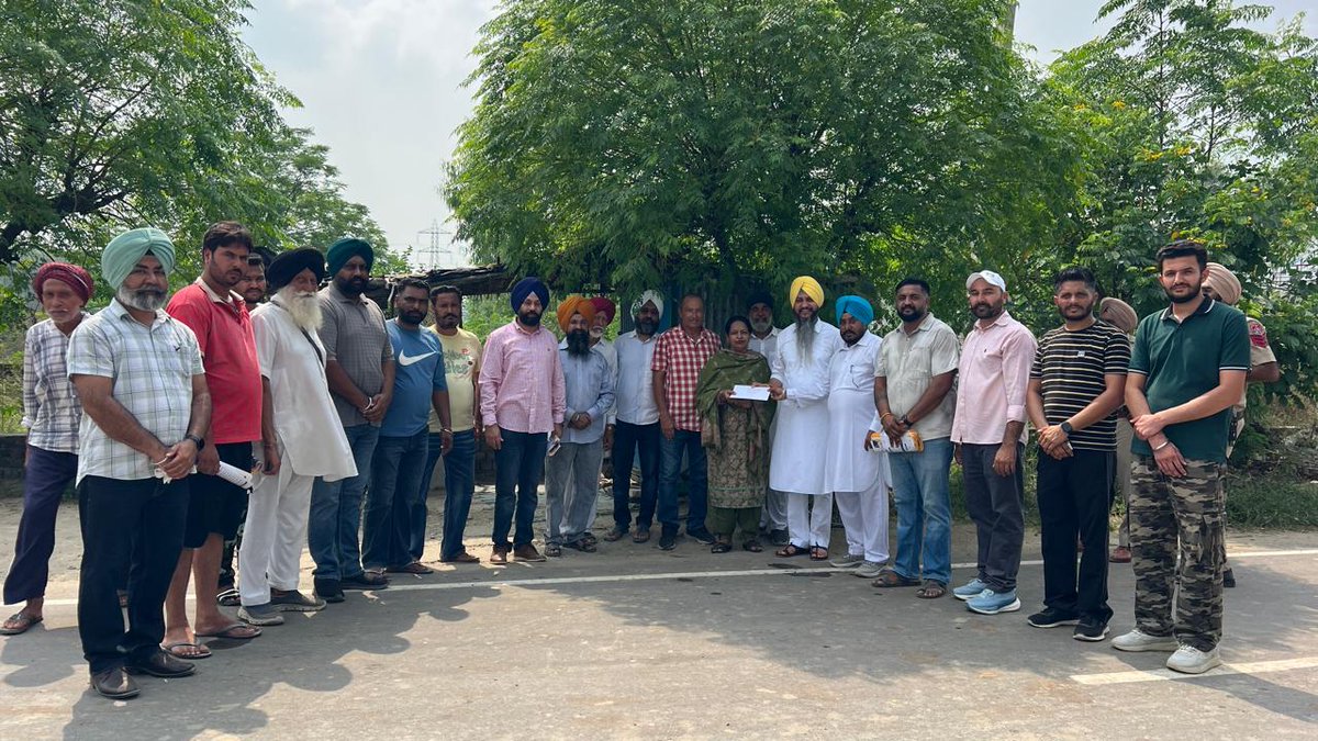 AAPPunjab's tweet photo. ਡੋਰ-ਟੂ-ਡੋਰ ਜਨ ਸੰਪਰਕ ਮੁਹਿੰਮ- ਦਸੂਹਾ 

ਕਿਸੇ ਸਰਕਾਰ ਦੀਆਂ ਸਹੂਲਤਾਂ ਉਦੋਂ ਹੀ ਸਫ਼ਲ ਹੁੰਦੀਆਂ ਹਨ ਜਦੋਂ ਉਹ ਆਮ ਪਰਿਵਾਰਾਂ ਦੇ ਜੀਵਨ ਵਿੱਚ ਸੁਧਾਰ ਲਿਆਉਣ ਅਤੇ ਹਲਕਾ ਇੰਚਾਰਜ ਕਰਮਬੀਰ ਘੁੰਮਣ ਵੱਲੋਂ ਦਸੂਹਾ ਵਾਸੀਆਂ ਨਾਲ਼ ਜਨ ਸੰਪਰਕ ਦੌਰਾਨ ਲੋਕਾਂ ਵੱਲੋਂ ਦਿੱਤੇ ਹੁੰਗਾਰੇ ਨੇ ਮਾਨ ਸਰਕਾਰ ਦੇ 4 ਸਾਲਾਂ ਦੀ ਮਿਹਨਤ ਦੀ ਕਾਮਯਾਬੀ ਦਾ ਸਬੂਤ ਦਿੱਤਾ। ਮੁਫ਼ਤ ਬਿਜਲੀ, ਮੁਫ਼ਤ ਸਿਹਤ ਸੇਵਾਵਾਂ, ਮੁਫ਼ਤ ਬੱਸ ਯਾਤਰਾ ਤੇ ਵਧੀਆ ਸਿੱਖਿਆ ਵਰਗੀਆਂ ਪਹਿਲਕਦਮੀਆਂ ਨਾਲ਼ ਪਰਿਵਾਰਾਂ ਨੂੰ ਹਰ ਸਾਲ ਲੱਖਾਂ ਰੁਪਏ ਦੀ ਬਚਤ ਹੋਈ ਹੈ ਅਤੇ ਆਮ ਪਰਿਵਾਰ ਇਹਨਾਂ ਸਹੂਲਤਾਂ ਤੋਂ ਬਹੁਤ ਖ਼ੁਸ਼ ਹਨ।