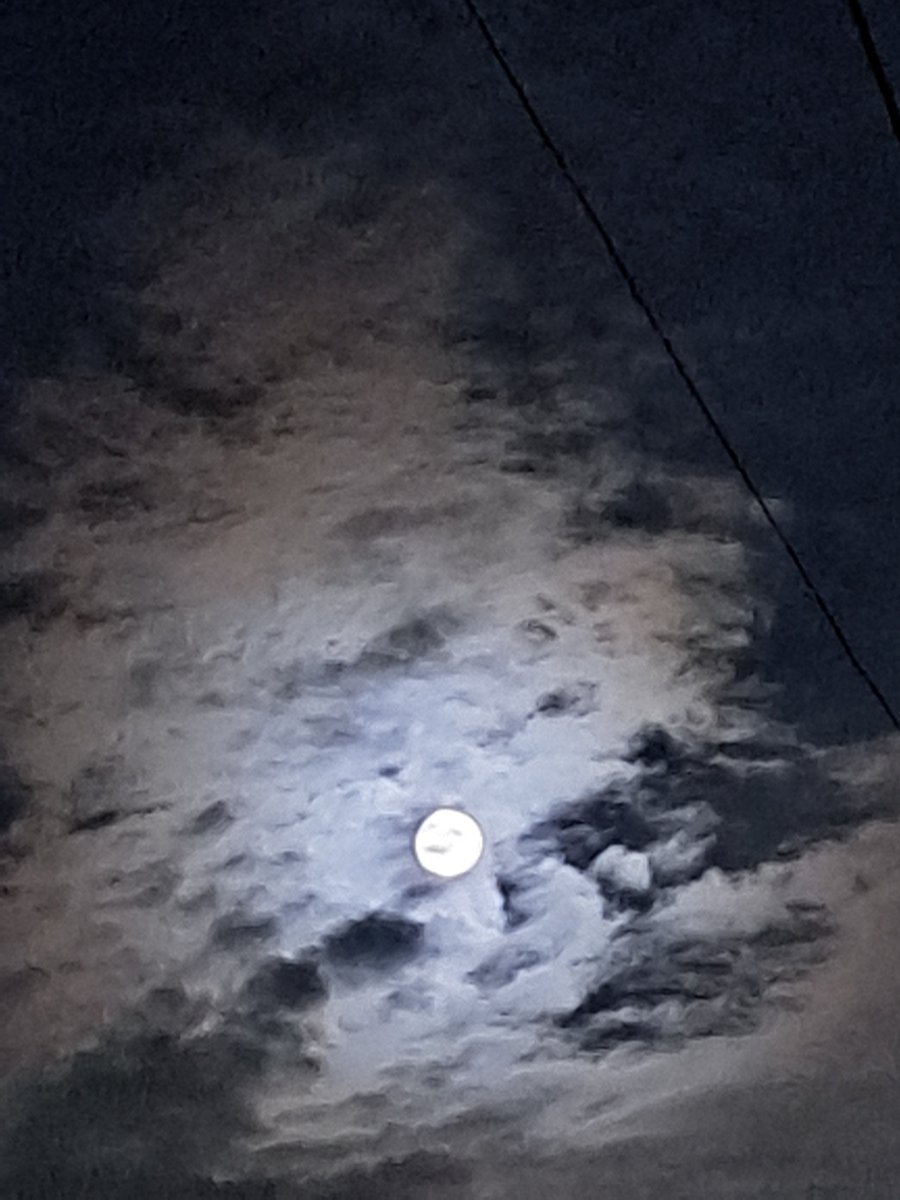saako246's tweet photo. 一応ね。だいぶ遠目だけどね。

#中秋の名月
#イマソラ https://t.co/sep35tiHDv