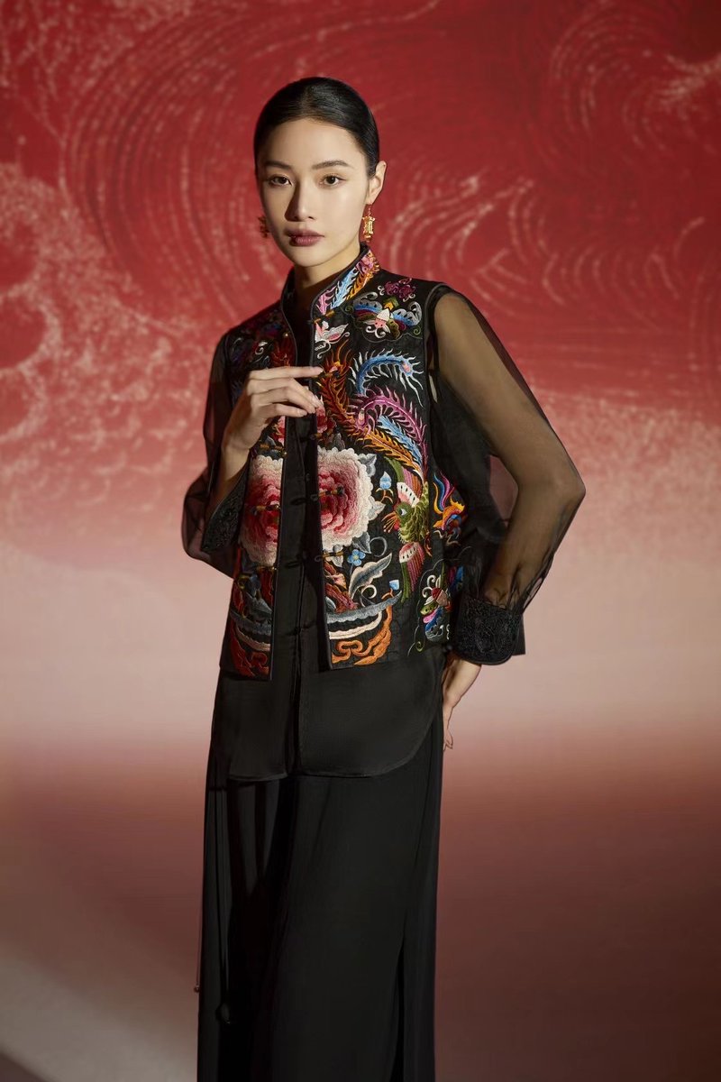 Realline15's tweet photo. New collection inspired by '朗恋图' — classic Chinese romantic poetry meets modern elegance, feel the timeless charm! https://t.co/Rt98dtMbSu
