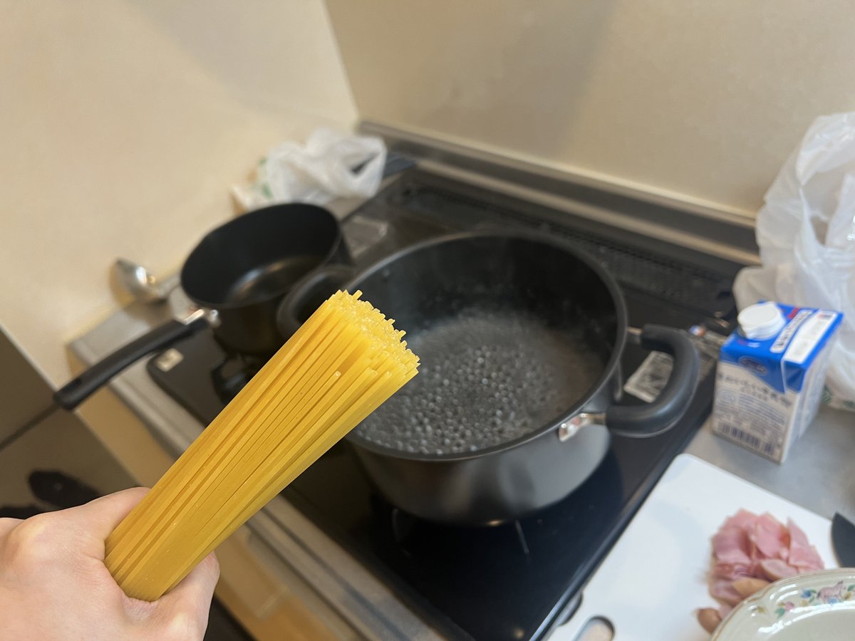 skyF25Blue's tweet photo. 友達の家でパスタ作る男 https://t.co/lk6fBVBAbW