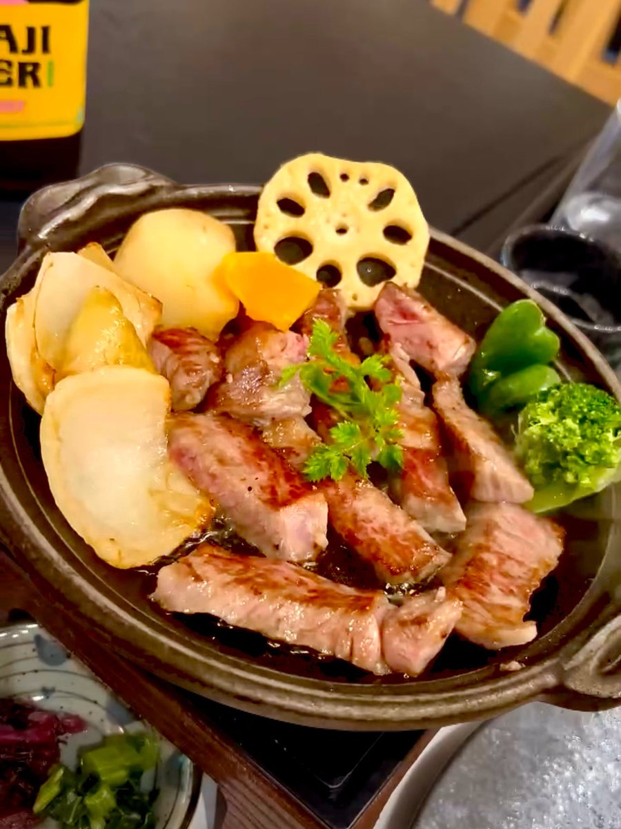 sake_dandyism's tweet photo. 皆様、華金もゴロサス✨😎
今日は明石海峡大橋を渡って
淡路島のオアシスへ♪🚙💨
友人に運転を交代してもらい
【御食家 みけ家】さんにて
•淡路ビール ピルスナー🍺
•淡路牛ロースステーキ膳で
昼呑み開始🍻🥴この後の神戸
の夜も楽しみやね✨🥃😎ﾌﾌﾌ https://t.co/AxGND0IF74