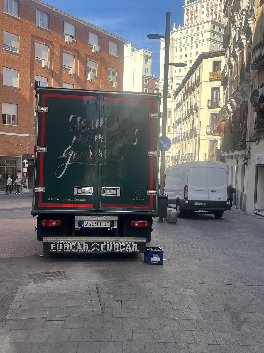 Martin25250's tweet photo. @AlmeidaPP_ @MADRID les importa poco la calle Antonio Grilo, plaza Mostenses. Los vecinos se juegan la vida. Se peatonalizo para q  los coches y camiones circulen y aparquen donde les da la gana Cuáles son sus intereses con el Mercado! @La_SER @publico_es https://t.co/bfcIUWpRcE