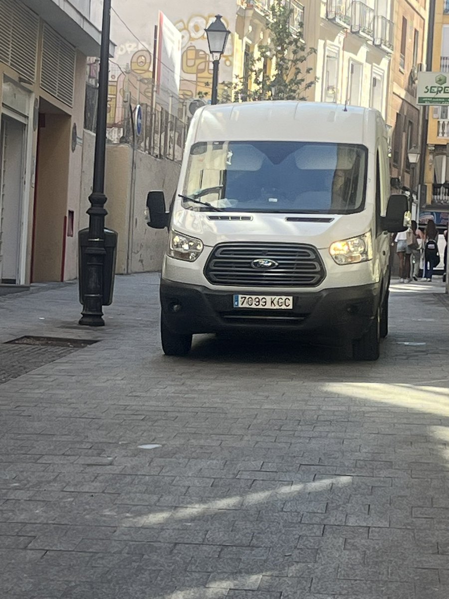 Martin25250's tweet photo. @AlmeidaPP_ @MADRID les importa poco la calle Antonio Grilo, plaza Mostenses. Los vecinos se juegan la vida. Se peatonalizo para q  los coches y camiones circulen y aparquen donde les da la gana Cuáles son sus intereses con el Mercado! @La_SER @publico_es https://t.co/bfcIUWpRcE