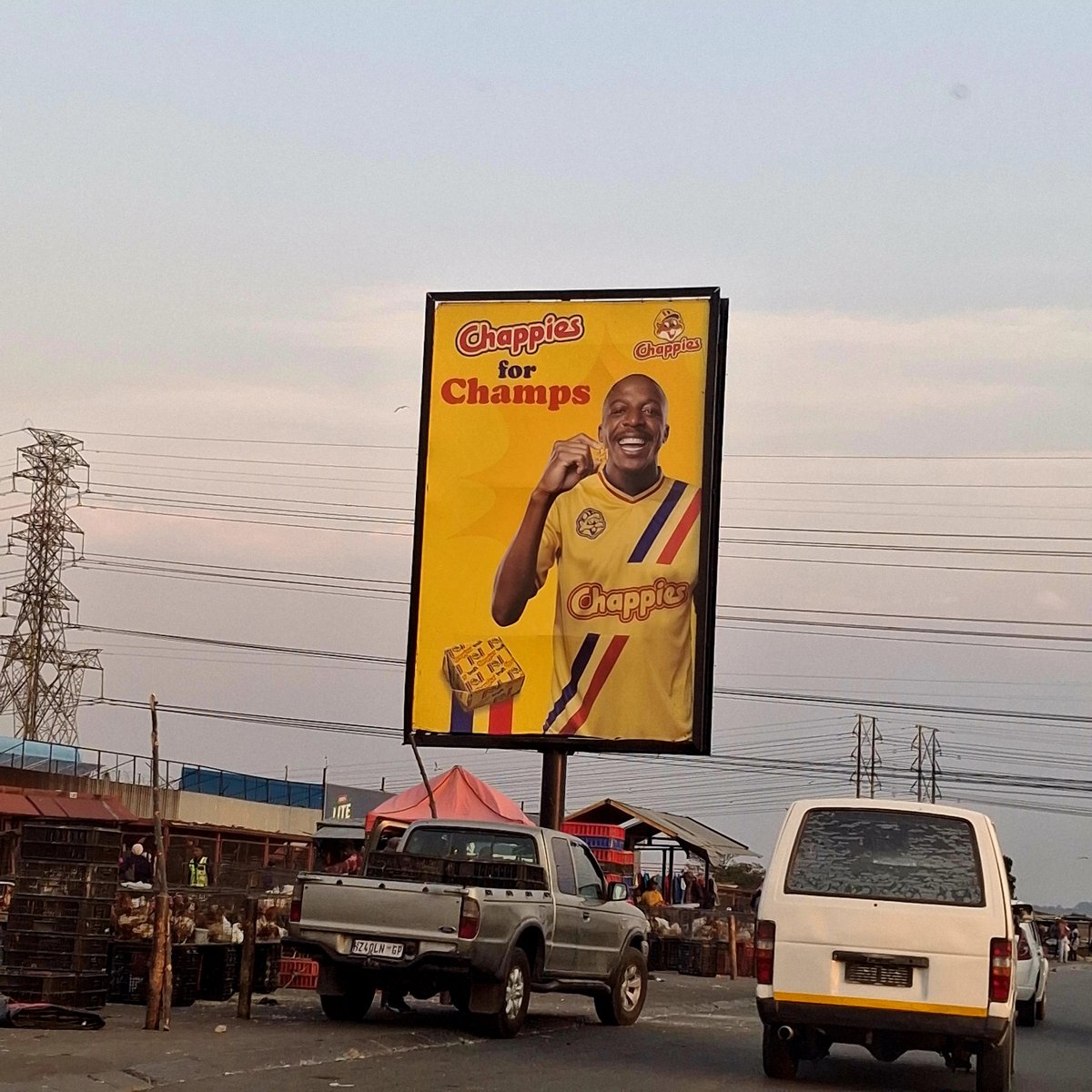 UnplayableZA's tweet photo. 𝗦𝗣𝗢𝗧𝗧𝗘𝗗 👁

Chappies brand ambassador Khuliso 'Sailor' Mudau on the billboard in Mayibuye, Tembisa 🙌.

#KhulisoMudau 
#Chappies 
#UNPLAYABLE https://t.co/GYX5XcywmV