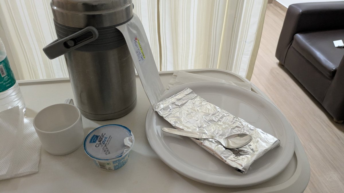 uuuj0101m's tweet photo. インドの病院食です。
ルームサービス形式で自分でオーダーします。
保温のお弁当に入ってやってきます。 https://t.co/HmKKY3fMWo